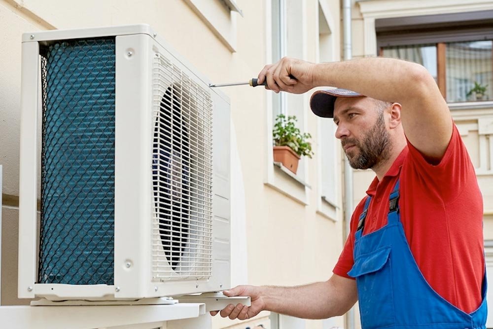 Majstor montira klimu